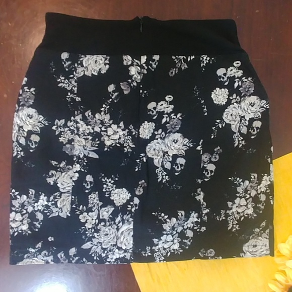 Trf Black Skull Floral Zipper Pockets Skirt Zara - Picture 6 of 8